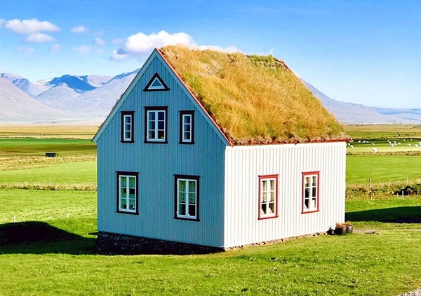 Wellblech Architektur Haus mit Grasdach auf Island