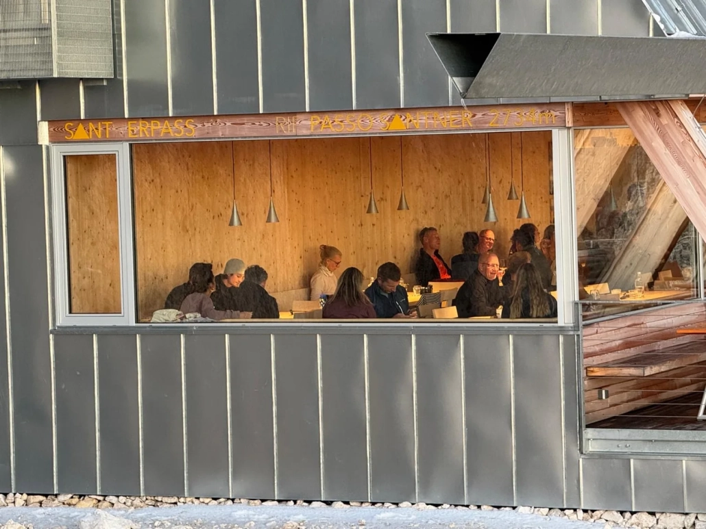 Santnerpasshuette Gastraum Fensteransicht